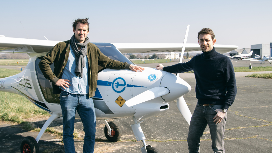 Emeric de Waziers (g.) et Bertrand Joab-Cornu (d.), les cofondateurs de Wingly, devant un avion électrique Velis Electro